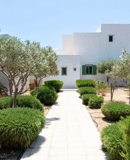 2BR 2BA • Whitewashed Cycladic Home • Walk to Beach